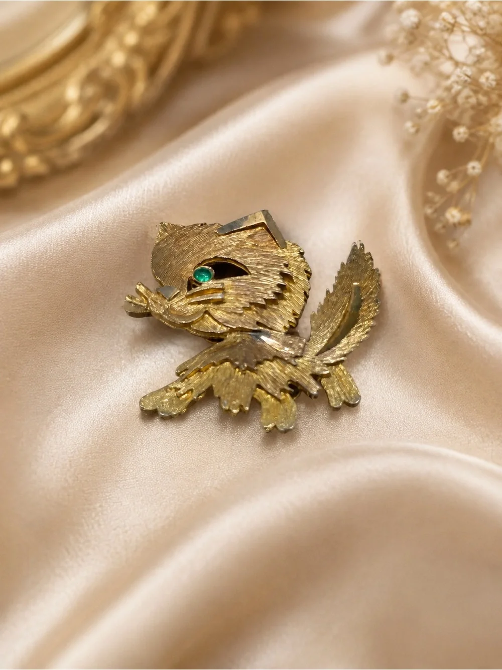 Vintage Gold Tone Figural Cat Brooch Green Rhinestone Eye Textured Statement Pin